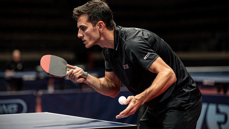 Pongiste professionnel concentré avant le service