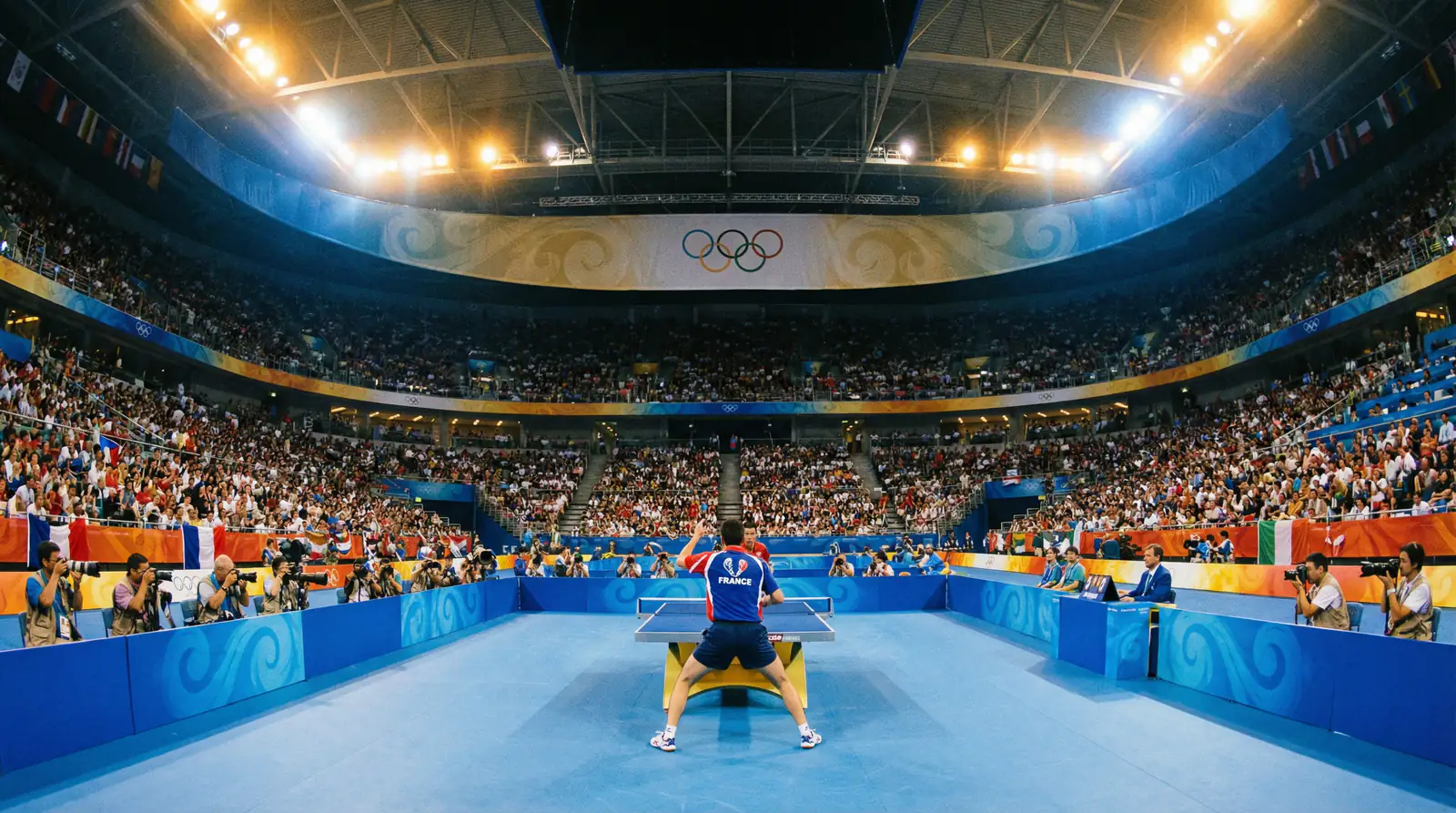 Table de tennis de table dans une arène olympique avec les anneaux olympiques en arrière-plan