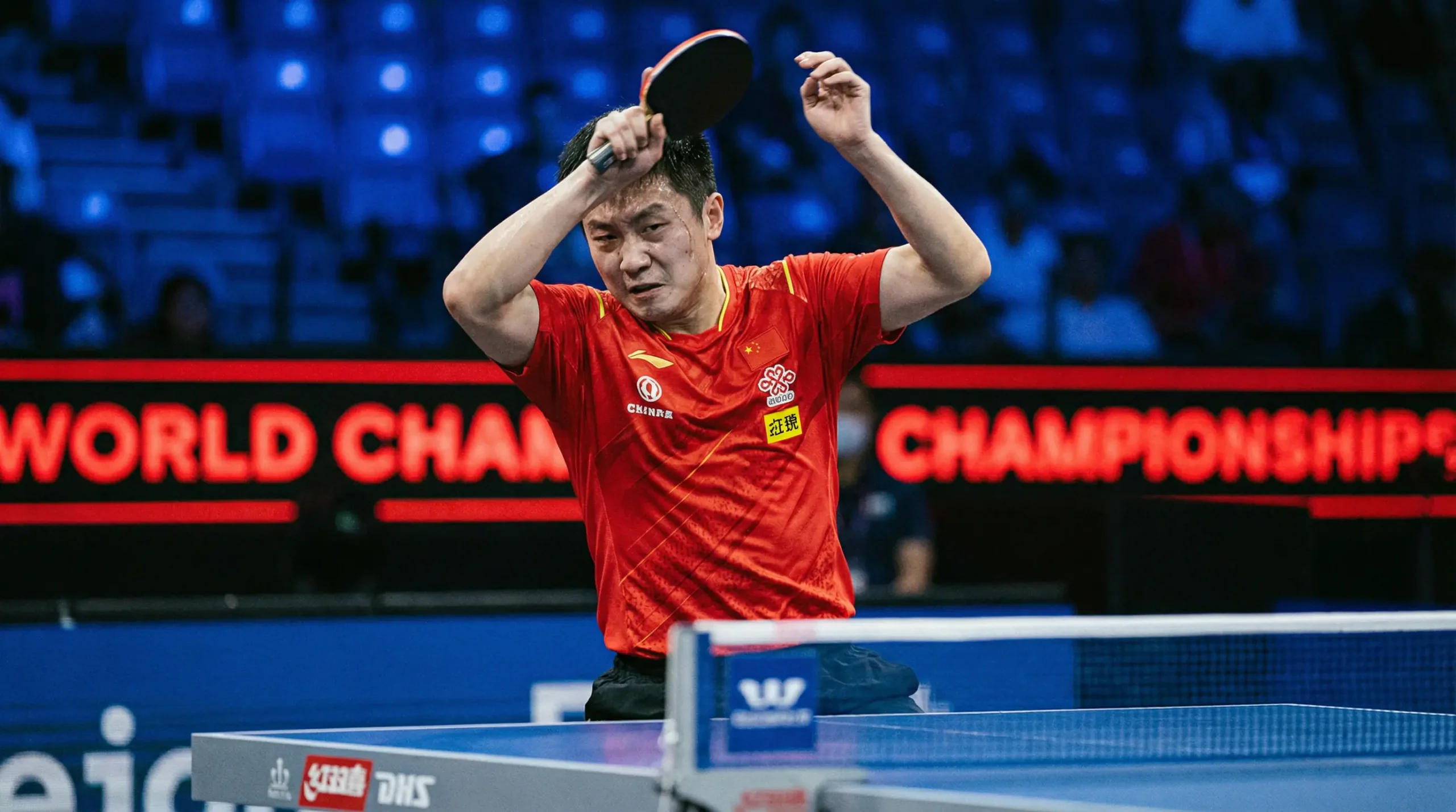 Joueur chinois de tennis de table concentré lors d'un échange puissant