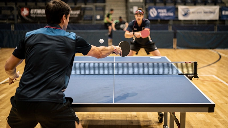 Deux styles de joueurs de ping-pong en confrontation
