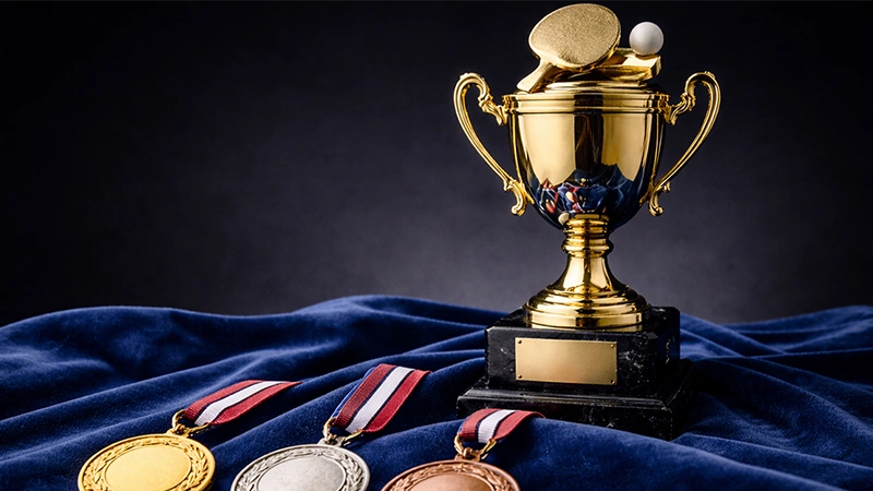 Trophée de tournoi de tennis de table avec médailles