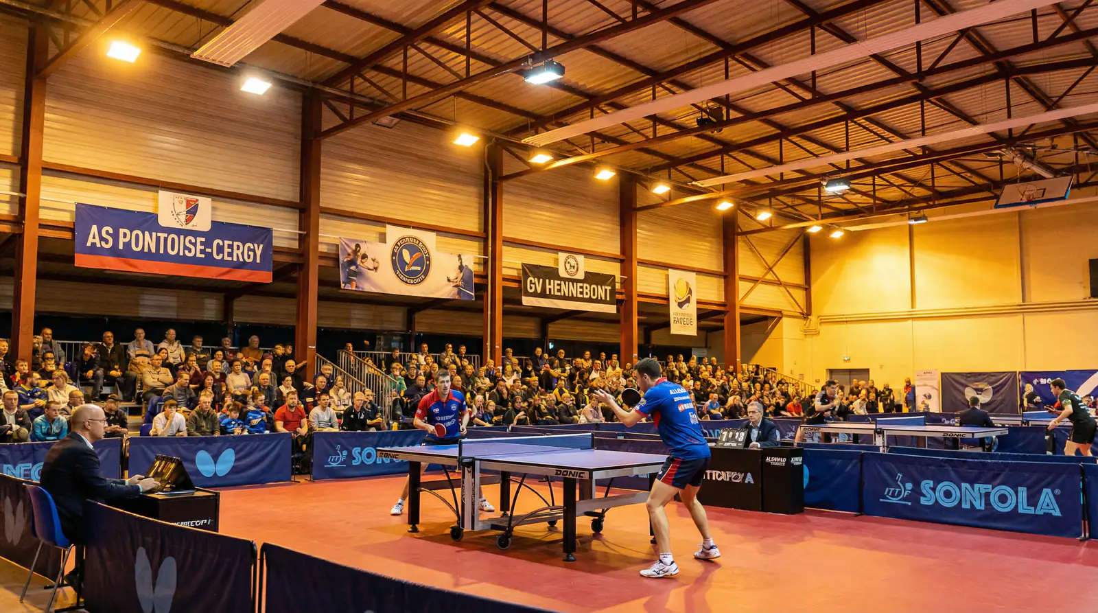 Salle de compétition de tennis de table lors d'un match de championnat Pro A en France